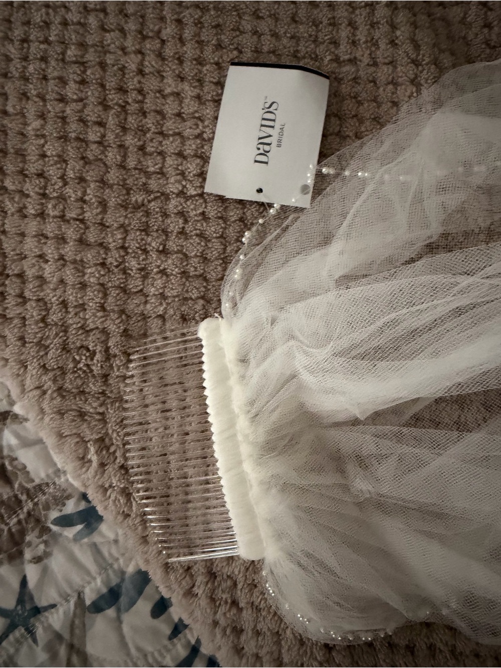 David’s Bridal V539 Pearl Edge Lace Appliqué Wedding Veil Mid Ivory NWT - Picture 3 of 7